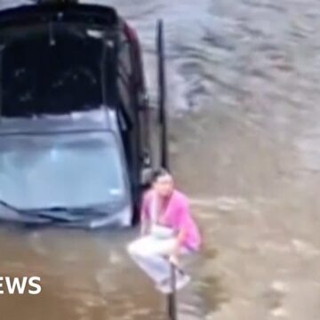 Woman escapes car after driving into floods in Texas