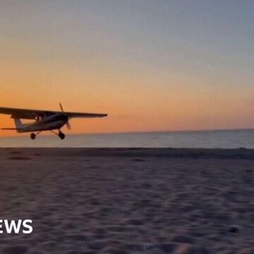 The moment pilot makes emergency landing on US beach