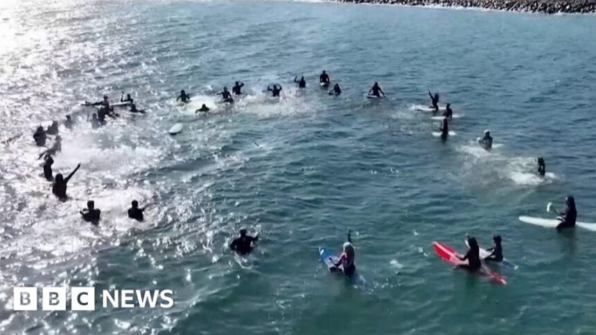 Mexico: Surfers pay tribute to tourists found dead
