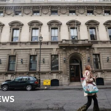 Garrick Club votes to allow female members