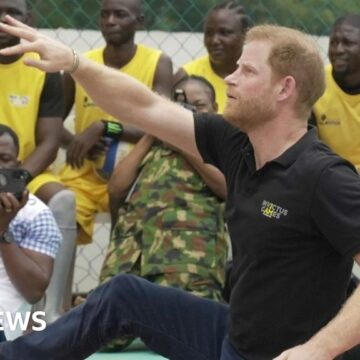 Harry plays sit-down volleyball on Nigeria visit