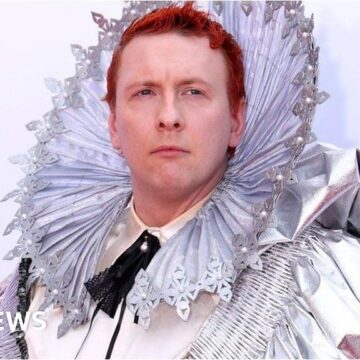 Joe Lycett dressed as Queen Elizabeth I at the Baftas