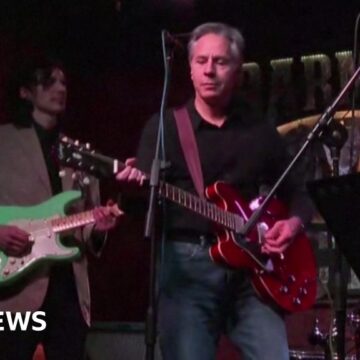 Antony Blinken plays guitar in basement bar on trip to Kyiv