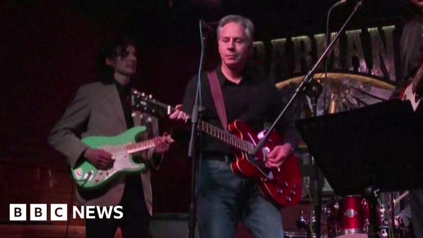 Antony Blinken plays guitar in basement bar on trip to Kyiv