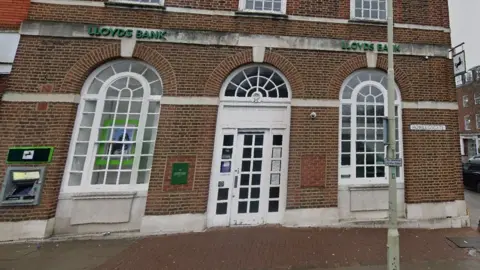 Google Lloyds banks in Welwyn Garden City