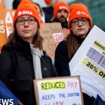 Junior doctors in England agree to talks with government