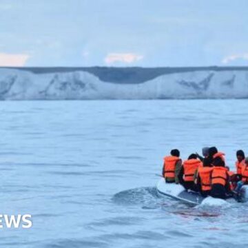 More than 700 people arrive by small boats in a day