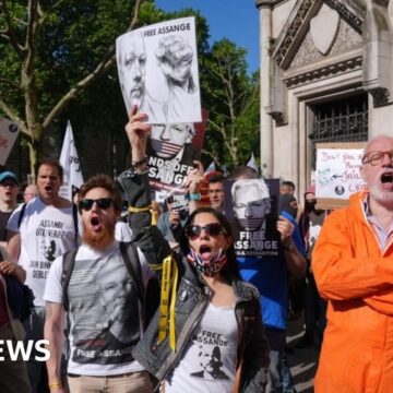 'Decisive' day for Assange extradition battle