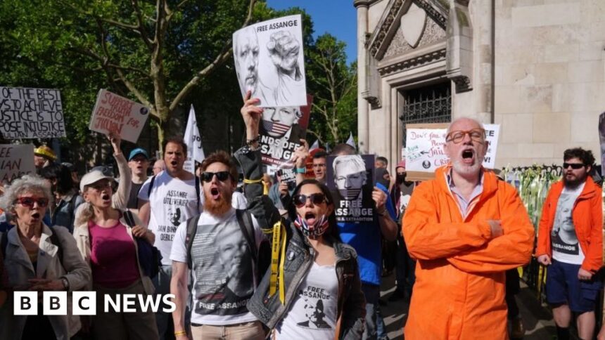 'Decisive' day for Assange extradition battle