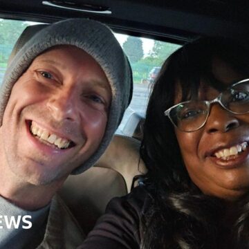 Coldplay singer Chris Martin helps drive woman to Big Weekend