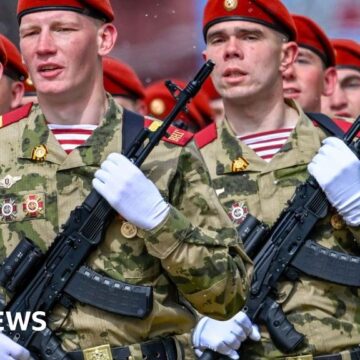 Putin hails army 'heroes' and warns off West in WW2 parade