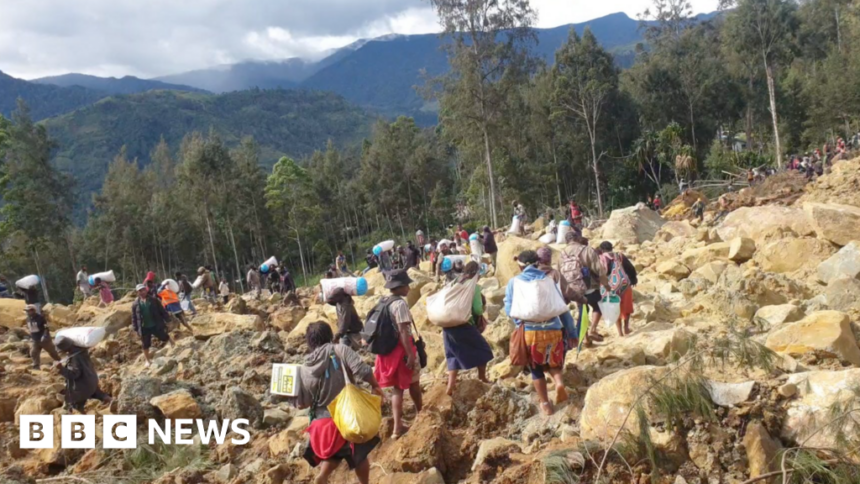 Desperate rescue for hundreds in landslide