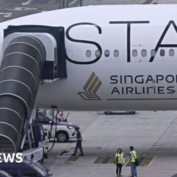 Singapore Air chief thanks staff after turbulent episode