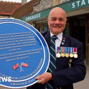 Blue plaque for US troops unveiled at Swanage station