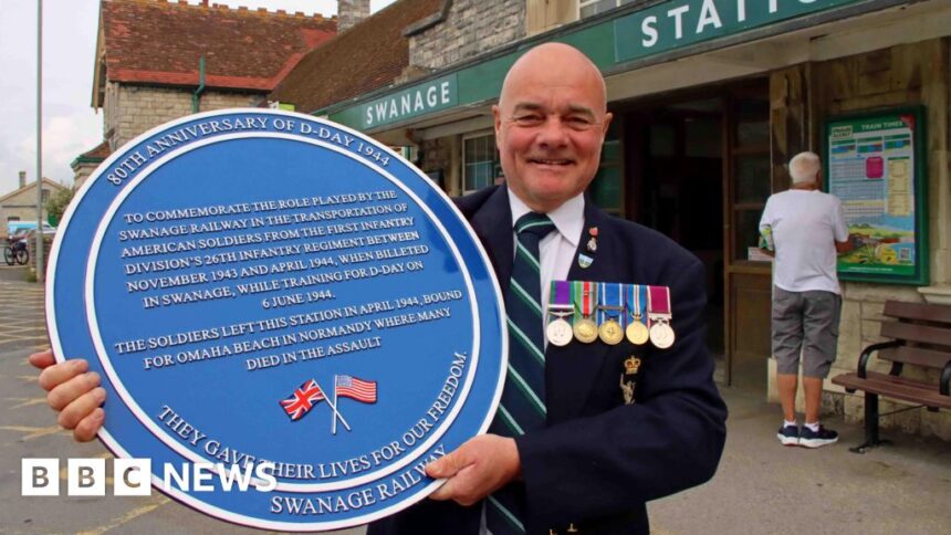 Blue plaque for US troops unveiled at Swanage station