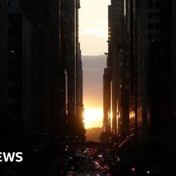 New York crowds gather for sunset ‘Manhattanhenge’