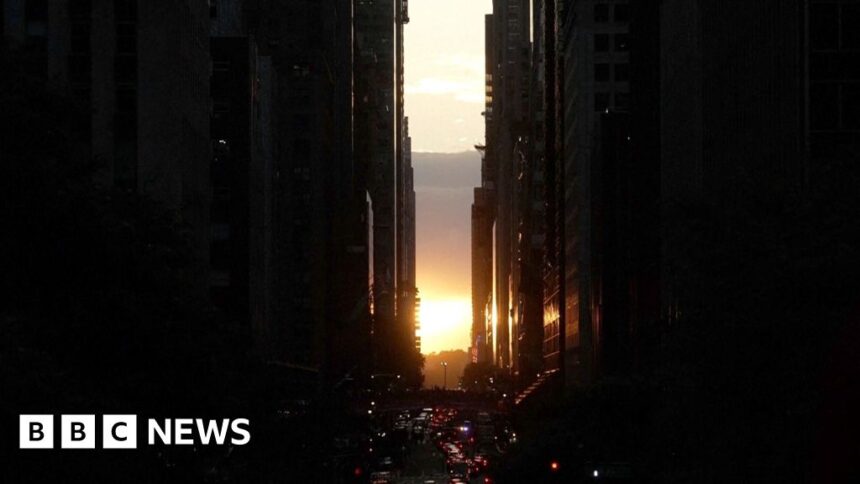 New York crowds gather for sunset ‘Manhattanhenge’