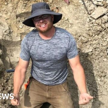 Dinosaur hunter stumbles across million-dollar find