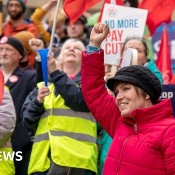 Colleges on strike as pay dispute continues in Scotland