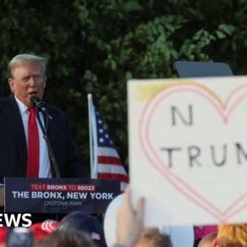 Trump seeks to win over New York black and Latino voters