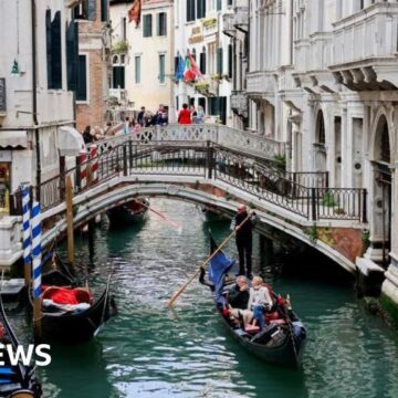 Venice bans large tourist groups and loudspeakers